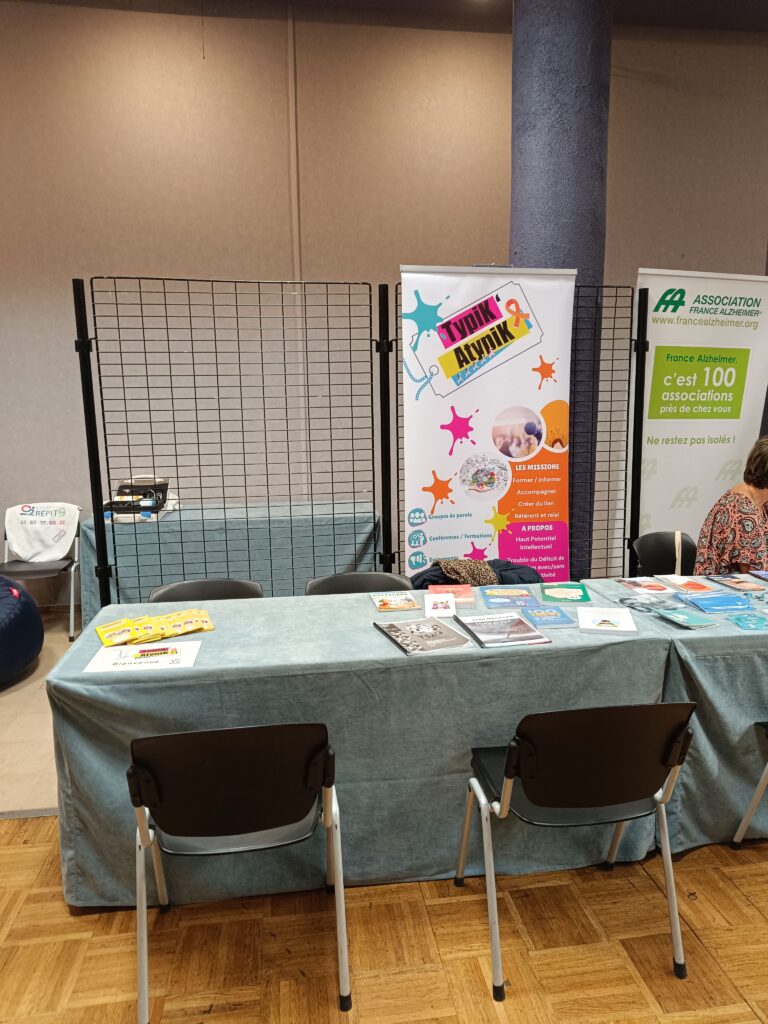 Stand de Typik'Atypik 54 lors du Village des Pros organisé par la Ville de Nancy pour les Journées Nationales des Aidants en octobre 2024