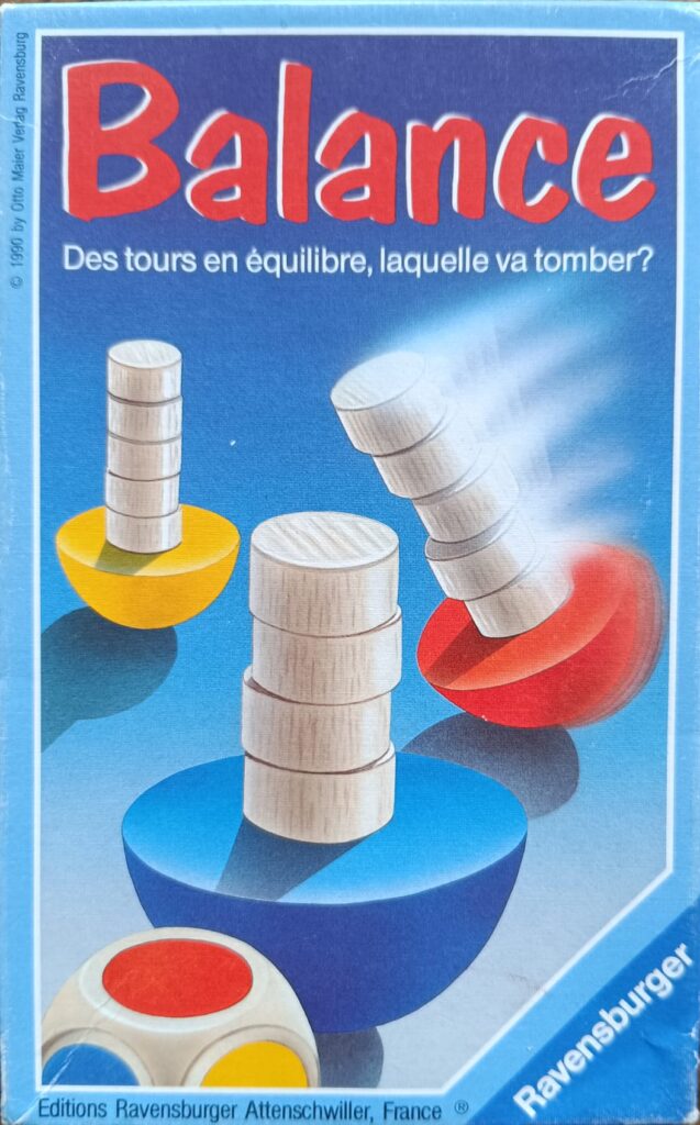 Des petits plots pour créer une tour en équilibre sur des demi-sphères en bois